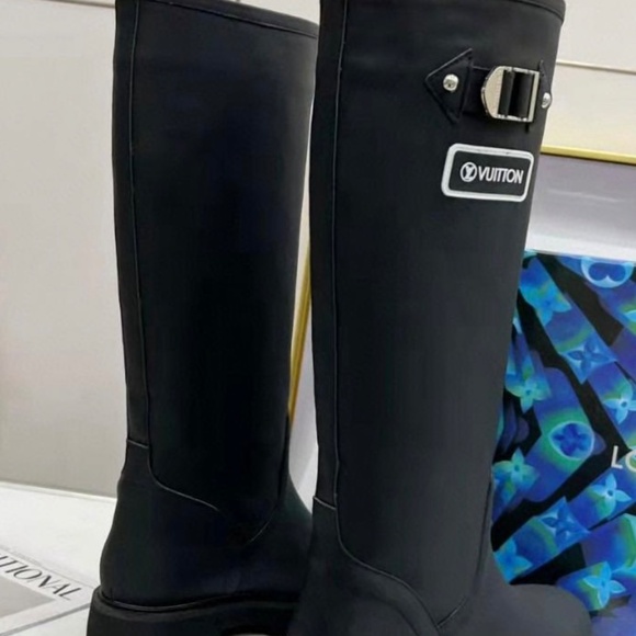 LOUIS VUITTON Rubber Calfskin Territory Flat Boots - Picture 5 of 8